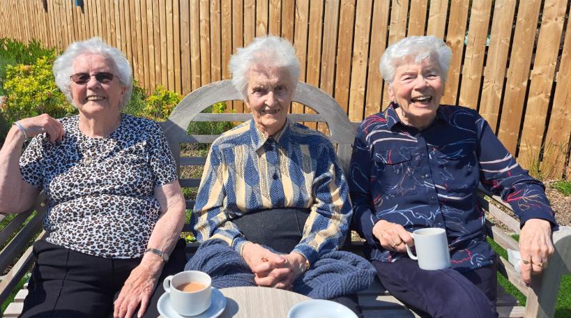 residents-enjoying-a-cuppa-in-the-sunshine